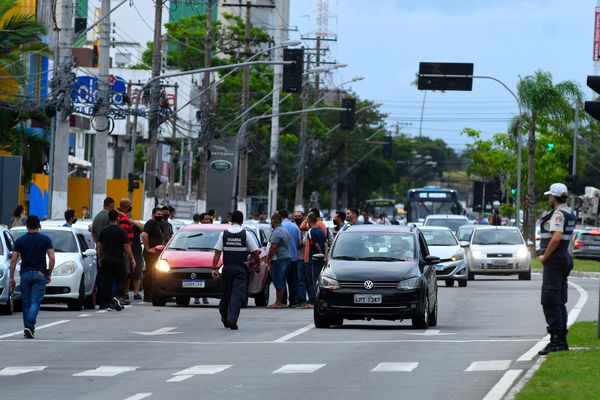 Manifestação dos motoristas de aplicativo, Uber, na Avenida Reta da Penha, em frente ao Edifício Corporate Center, onde se encontra a sede da empresa 
