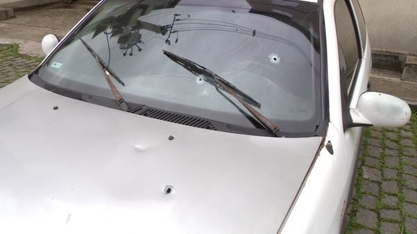 Um carro foi alvejado na tarde desta quinta-feira (19).