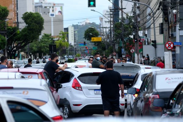 Motoristas de aplicativo fazem protesto pelas ruas de Vitória  por Fernando Madeira 