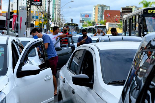 Motoristas de aplicativo fazem protesto pelas ruas de Vitória  por Fernando Madeira 
