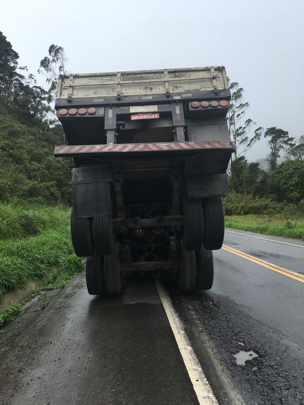 O veículo carregava um bloco de granito e seguia no sentido Vitória