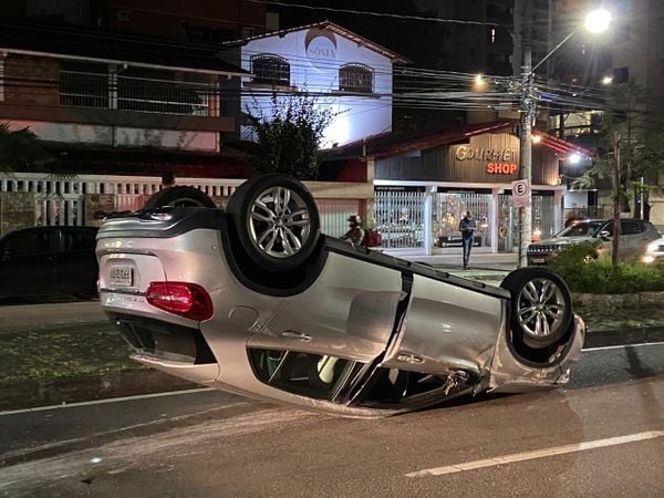 Um carro capotou na Avenida Rio Branco, na Praia do Canto, na noite desta sexta-feira (20)