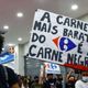 Imagem - Em Vila Velha, grupo protesta após morte de homem negro no Carrefour de Porto Alegre