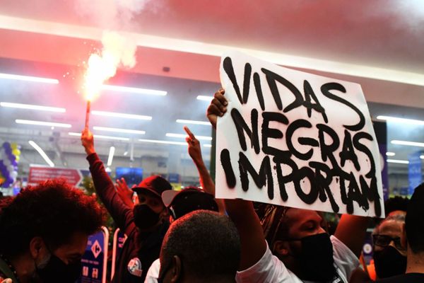 Grupo faz protesto antirracista em frente a Carrefour no Shopping Vila Velha por Fernando Madeira