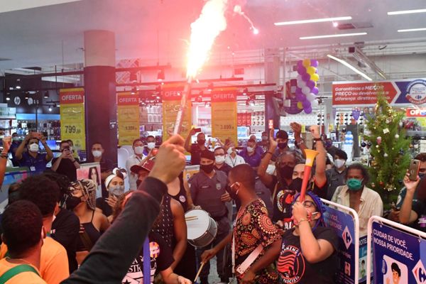 Grupo faz protesto antirracista em frente a Carrefour no Shopping Vila Velha por Fernando Madeira