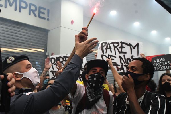 Grupo faz protesto antirracista em frente a Carrefour no Shopping Vila Velha por Fernando Madeira