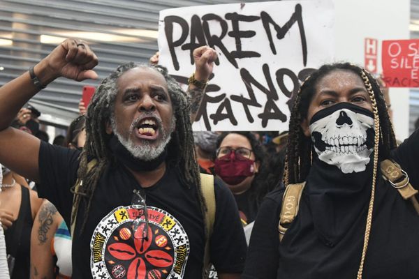 Grupo faz protesto antirracista em frente a Carrefour no Shopping Vila Velha por Fernando Madeira