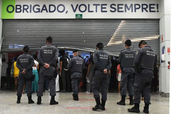 Grupo faz protesto antirracista em frente a Carrefour no Shopping Vila Velha por Fernando Madeira