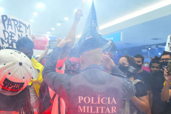 Grupo faz protesto antirracista em frente a Carrefour no Shopping Vila Velha por Fernando Madeira