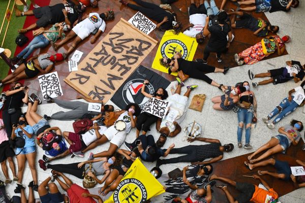 Grupo faz protesto antirracista em frente a Carrefour no Shopping Vila Velha por Fernando Madeira