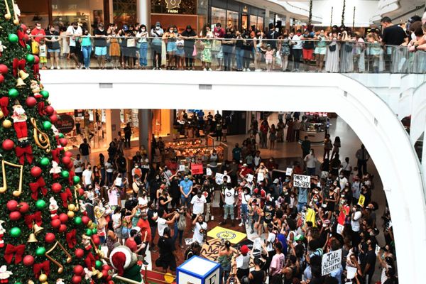 Grupo faz protesto antirracista em frente a Carrefour no Shopping Vila Velha por Fernando Madeira