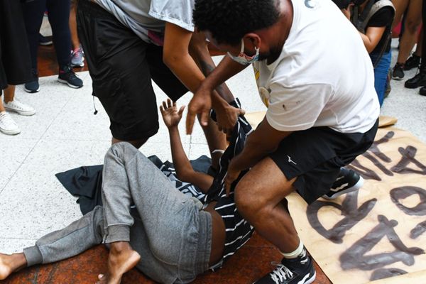 Grupo faz protesto antirracista em frente a Carrefour no Shopping Vila Velha por Fernando Madeira