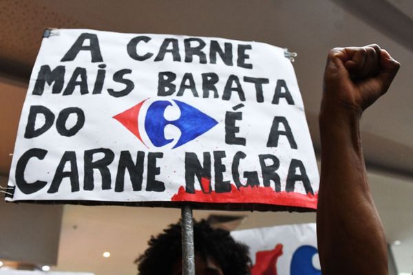 Grupo faz protesto antirracista em frente a Carrefour no Shopping Vila Velha por Fernando Madeira