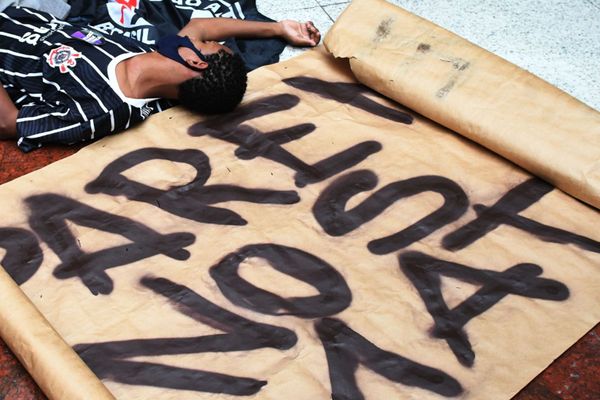 Grupo faz protesto antirracista em frente a Carrefour no Shopping Vila Velha por Fernando Madeira