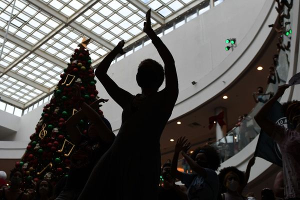 Grupo faz protesto antirracista em frente a Carrefour no Shopping Vila Velha por Fernando Madeira