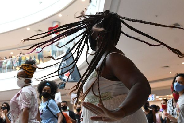 Grupo faz protesto antirracista em frente a Carrefour no Shopping Vila Velha por Fernando Madeira