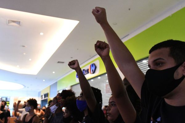 Grupo faz protesto antirracista em frente a Carrefour no Shopping Vila Velha por Fernando Madeira