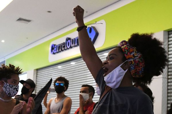Grupo faz protesto antirracista em frente a Carrefour no Shopping Vila Velha