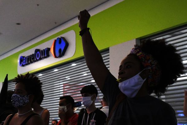 Grupo faz protesto antirracista em frente a Carrefour no Shopping Vila Velha por Fernando Madeira