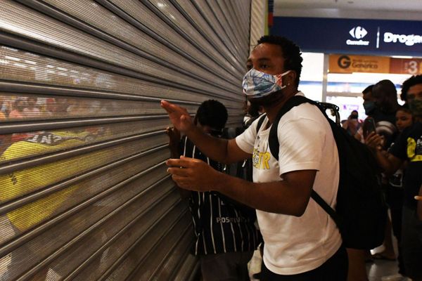 Grupo faz protesto antirracista em frente a Carrefour no Shopping Vila Velha por Fernando Madeira