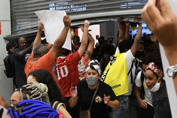 Grupo faz protesto antirracista em frente a Carrefour no Shopping Vila Velha por Fernando Madeira