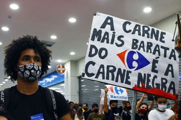 Grupo faz protesto antirracista em frente a Carrefour no Shopping Vila Velha