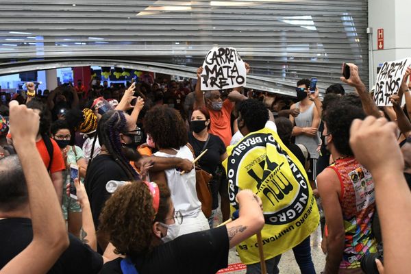 Grupo faz protesto antirracista em frente a Carrefour no Shopping Vila Velha por Fernando Madeira