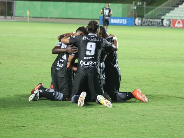Jogadores do Rio Branco comemoram o gol da vitória sobre a Desportiva