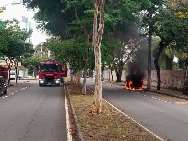 Carro pega fogo em Jardim da Penha