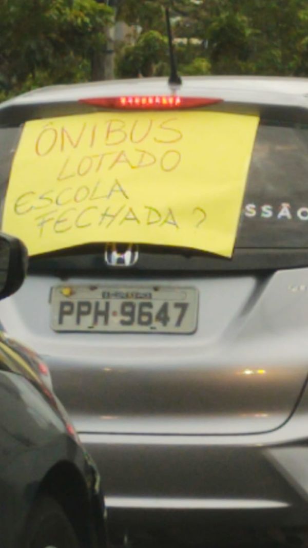 Pais protestam contra suspensão das aulas presenciais no ES por Rubens Baroni