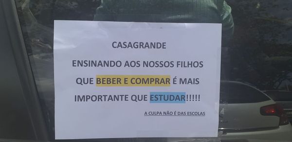 Pais protestam contra suspensão das aulas presenciais no ES por Internauta