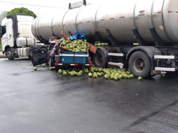 Acidente entre caminhão-tanque e carro com reboque interdita BR 101, em Linhares