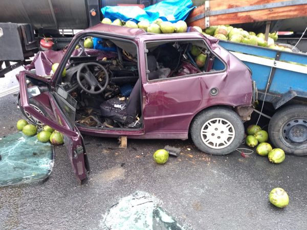 Acidente entre caminhão-tanque e carro com reboque interdita BR 101, em Linhares