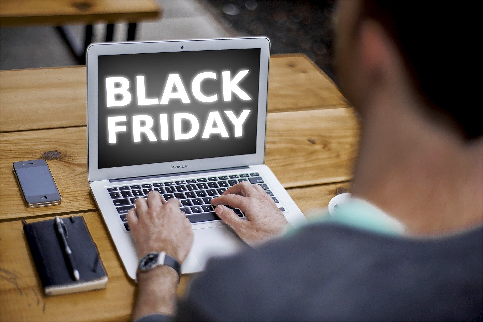 Black Friday: onde comprar roupas e acessórios pela internet com segurança?  - Economia - Estado de Minas