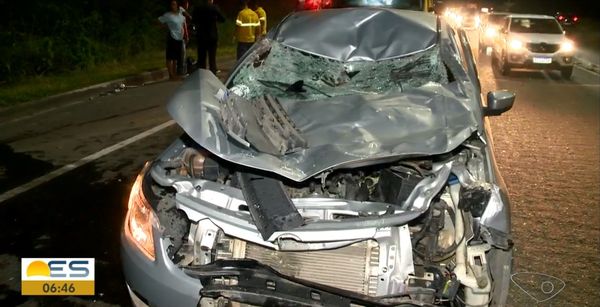 Carro ficou completamente destruído após bater em cavalo na Rodovia do Sol, em Vila Velha 
