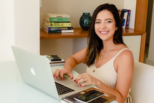 Cecília Perini: economista alerta que é preciso tomar cuidado para não cair em fraudes