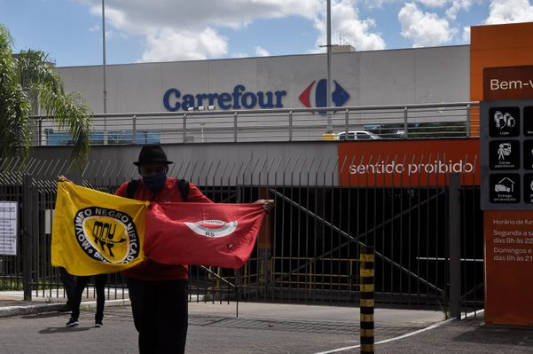 Manifestantes se reúnem em frente ao supermercado Carrefour nesta sexta (20), após homem negro ser morto nas dependências no supermercado em Porto Alegre