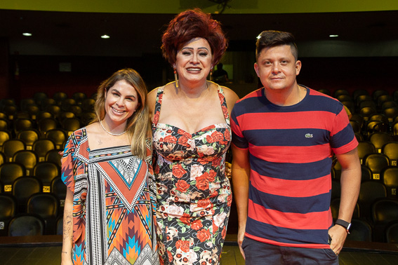 Nany People entre o casal  Bruna Dornellas e Leonardo Vieira após apresentação da live Nany é Pop  do Circuito Banestes de Teatro