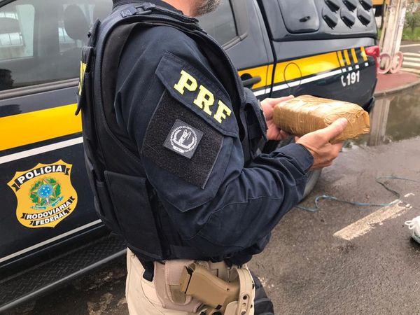 Polícia RPRF apreendeu durante fiscalização na BR 101, um quilo de pasta base de cocaína