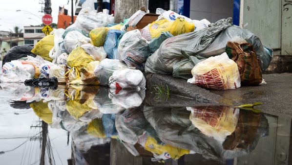 No caso do espaço público urbano, existe a ideia de que ele não é de ninguém, não nos pertence e, desse modo, não precisamos tomar conta dele. É um espaço descartável e onde se descartam coisas que não se quer mais