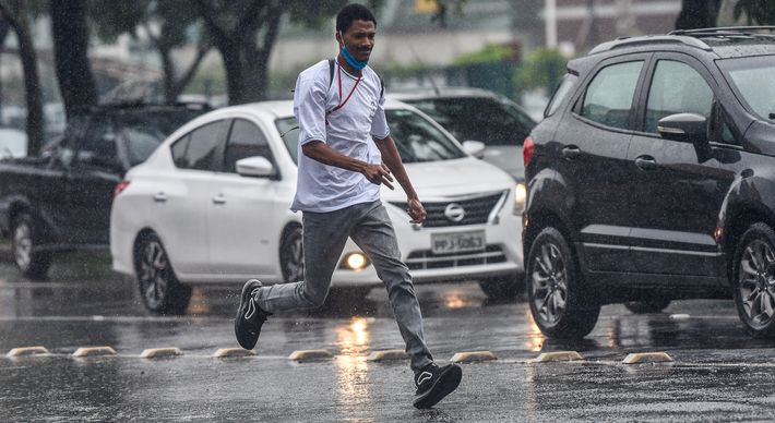 De acordo com o Inmet, há o perigo potencial para chuva entre 20 e 30 mm/h ou até 50 mm/dia, acompanhada de ventos intensos, com velocidade de até 60 km/h