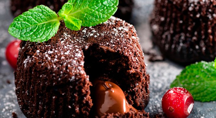 Receita lembra o clássico petit gateau e o lava cake norte-americano. Todos são companhias perfeitas para frutas vermelhas e sorvetes neutros