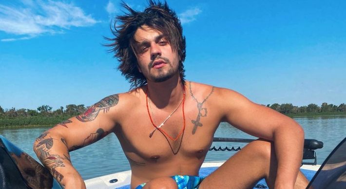 Cantor deixou os fãs inquietos ao exibir tatuagens em pose com o corpão à mostra durante passeio de lancha no Pantanal