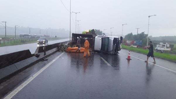 Caminhão carregado com abacaxi tomba na BR 1O1