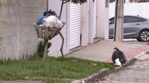 Dia amanheceu com lixo em alguns bairros de Linhares 