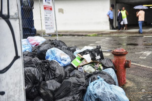 Greve de motoristas da limpeza urbana provoca acúmulo de lixo em Vitória por Vitor Jubini