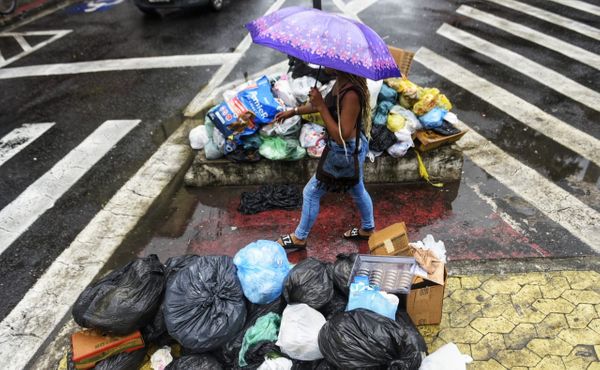 Greve de motoristas da limpeza urbana provoca acúmulo de lixo em Vitória por Vitor Jubini