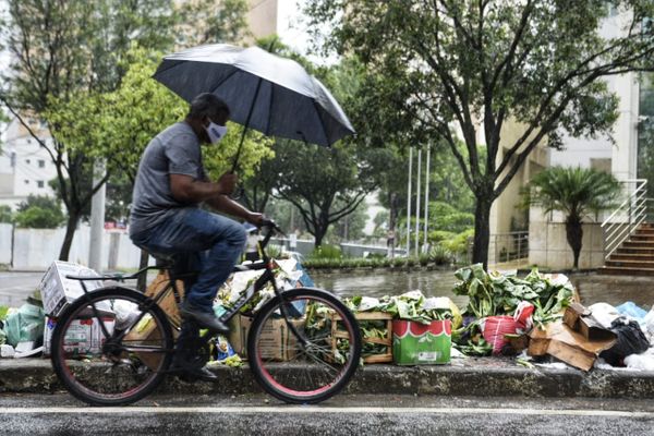 Greve de motoristas da limpeza urbana provoca acúmulo de lixo em Vitória por Vitor Jubini