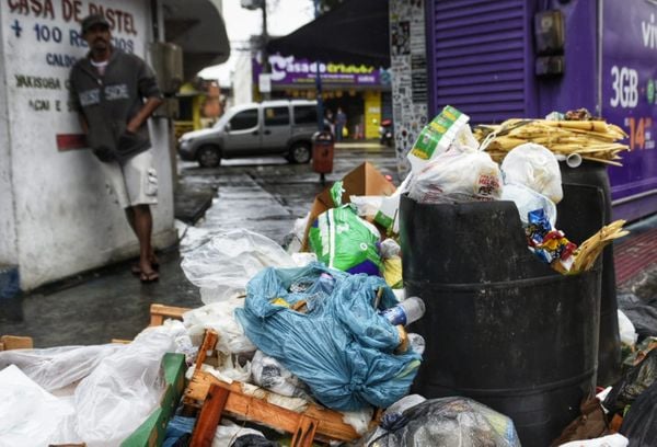 Greve de motoristas da limpeza urbana provoca acúmulo de lixo em Vitória por Vitor Jubini