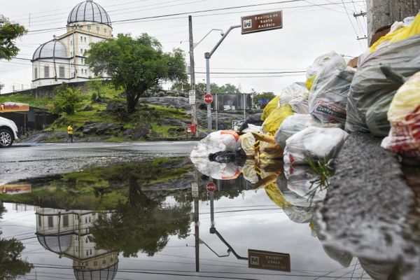Greve de motoristas da limpeza urbana provoca acúmulo de lixo em Vitória por Vitor Jubini